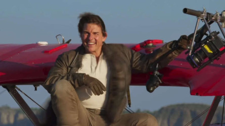 Том Круз на крыле самолета в промо фильма «Миссия невыполнима: Смертельная расплата. Часть 2″
